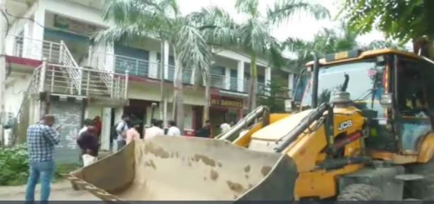 Ayodhya Rape Case: सपा नेता मोईद खान के कॉम्प्लेक्स पर चला बुलडोजर, भारी पुलिस बल मौके पर मौजूद