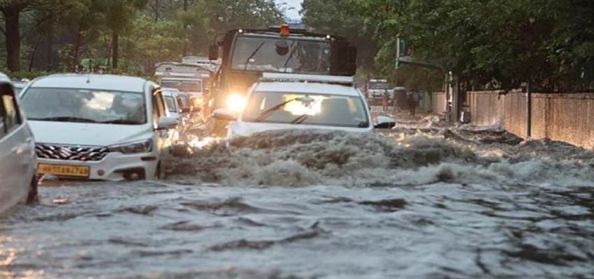 Weather News: दिल्ली-NCR में झमाझम बारिश, कई जगहों पर भारी जलजमाव, लोगों की परेशानी बढ़ी