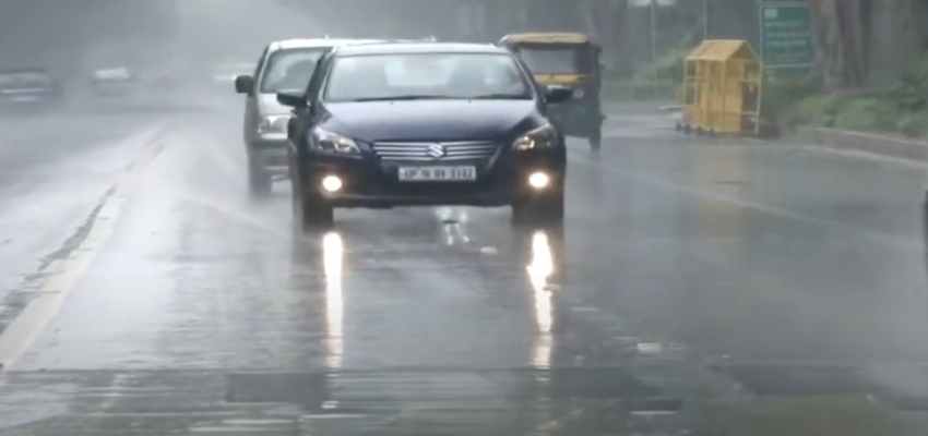 Delhi-NCR Rain: दिल्ली में बारिश बनी आफत... सड़कों पर जलभराव, घर से दफ्तर के लिए निकले  जल्दी