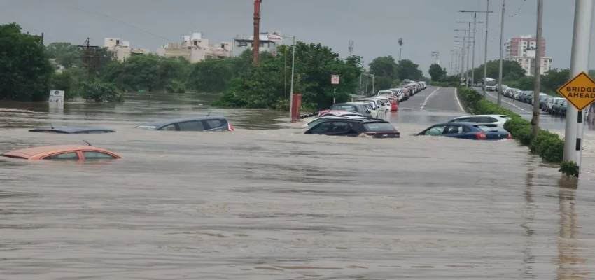 Gujarat Flood: गुजरात में और बदत्तर हो सकते हैं हालात, 11 जिलों में रेड अलर्ट, अबतक 26 लोगों की हुई मौत