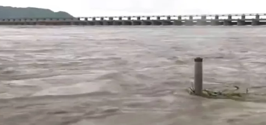 गुजरात और आंध्र में बाढ़ का कहर, 36 की मौत; 20 ट्रेनें रद्द और 30 के रूट में किया गया बदलाव