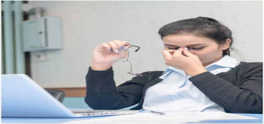 घंटों लैपटॉप पर काम करने से आखों में हो रही है थकान, तो फॉलो करें इन टिप्स को