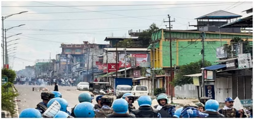 Manipur Violence: कर्फ्यू के बीच मणिपुर में बिगड़े हालात , छात्रों और पुलिस के बीच हुई झड़प