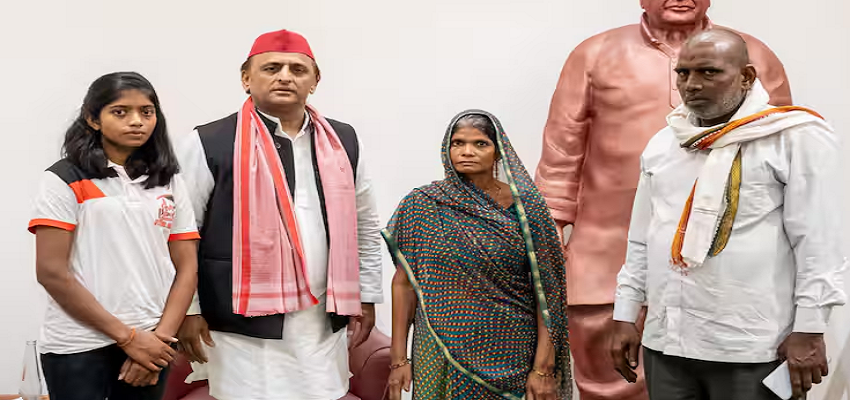 अखिलेश यादव ने मंगेश यादव के परिजनों से की मुलाकात, एनकाउंटर पर जताया दुख