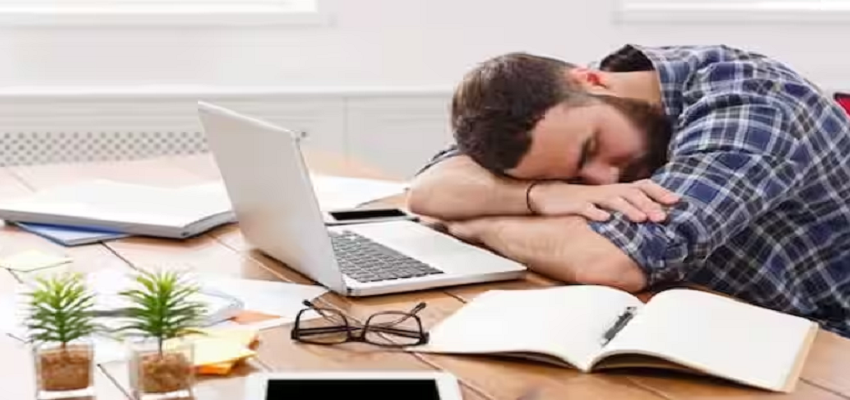 Sleepy In Office: ऑफिस में बार-बार नींद आना, क्या ये सामान्य समस्या है या खराब स्वास्थ्य के संकेत?