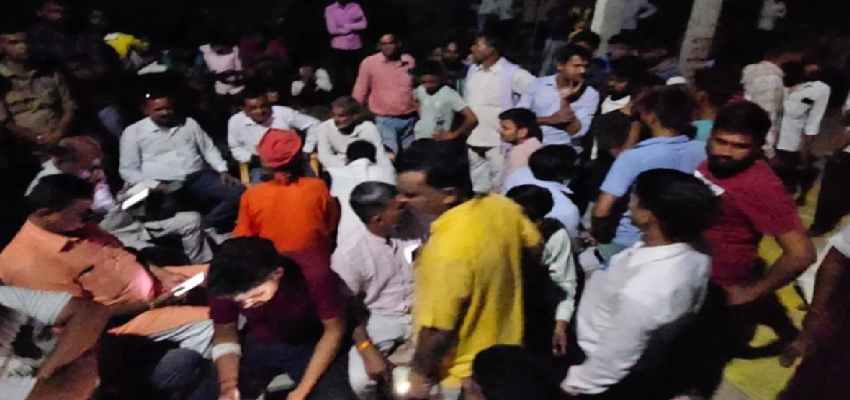 UP NEWS : बरेली में मस्जिद के नाम पर अवैध निर्माण को लेकर तनाव, धरने पर बैठ गए BJP विधायक; भारी पुलिस बल तैनात