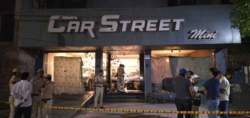 Delhi Crime: दिल्ली में चली ताबड़तोड़ गोलियां, शोरूम पर 3 बाद बदमाशों ने की कई राउड फायरिंग
