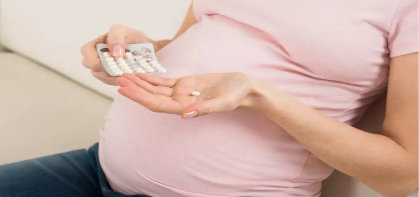 गर्भावस्था के दौरान दवाइयाँ खाना कितना सही, कितना गलत? जरूर लें डॉक्टर की सलाह