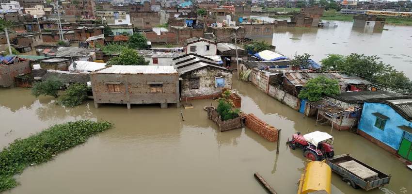 Flood News: बिहार में बाढ़ से हाहाकार, 16 जिलों के 10 लाख लोग प्रभावित, CM नीतीश कुमार ने किया हवाई सर्वेक्षण