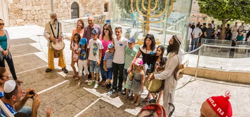 Isreal Yahudi Country: इजरायल का धर्म यहूदी से हिन्दुओं में समानताएं, कलाई में पहने हैं लाल धागा