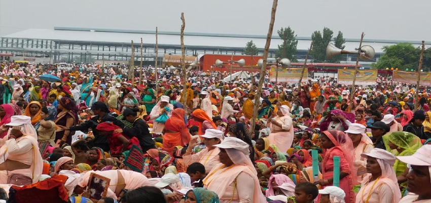 हाथरस हादसे में पुलिस ने 3200 पेज की दाखिल की चार्जशीट, बाबा का नाम नहीं होने पर उठे सवाल