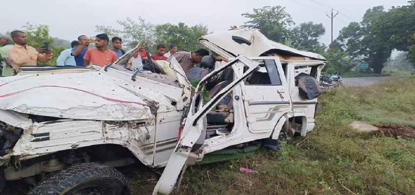 Goda Road Accident: अनियंत्रित होकर पेड़ से टकराई बोलेरो कार, चार लोगों की मौत