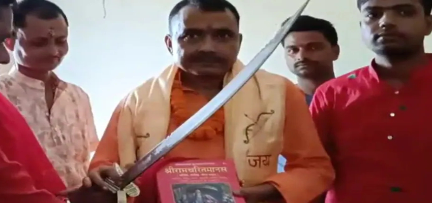 Bihar Politics: पूजा पंडालों में लोगों को रामायण और तलवार बांट रहे BJP विधायक, बताया धर्म की रक्षा के लिए क्यों है दोनों जरूरी?
