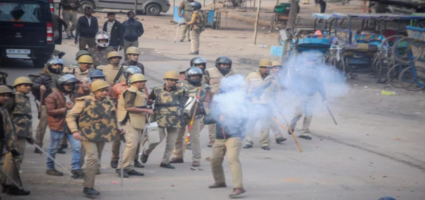 अमरावती के नागपुरी गेट पुलिस स्टेशन पर हुआ पथराव, किया लाठीचार्ज...छोड़े आंसू गैस के गोले