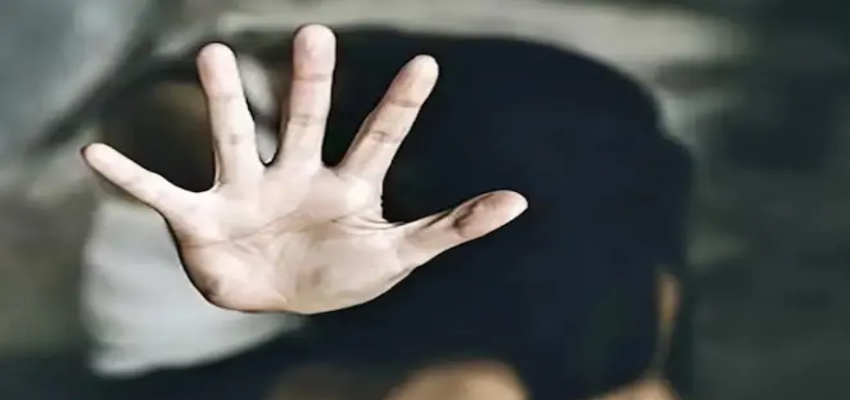 'हम परीक्षा देकर आ रहे थे, तो गुंडे...', देवरिया में स्कूली छात्राओं ने सुनाई आपबीती