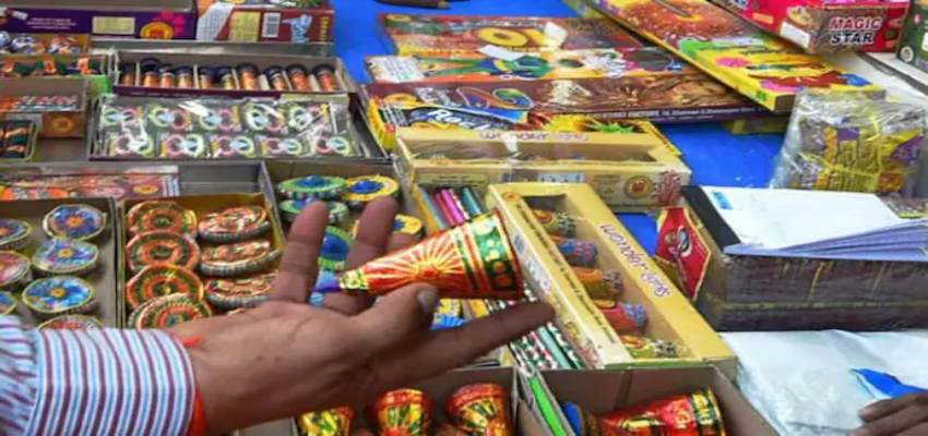Fire Crackers Ban in Delhi: दिल्ली में पटाखों पर पूरी तरह लगा बैन, सरकार ने जारी किया नोटिफिकेशन