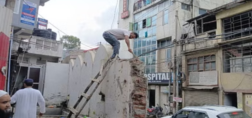 कोर्ट के आदेश से मुस्लिम पक्ष को मिली राहत, नहीं गिराया जाएगा मंडी में मस्जिद का अवैध ढांचा