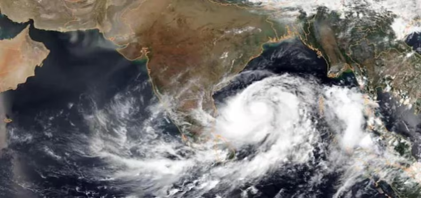 Cyclone Alert: बंगाल की खाड़ी से उठा चक्रवाती तूफान, IMD का अलर्ट साथ ही कई ट्रनों के रूट बदले गए