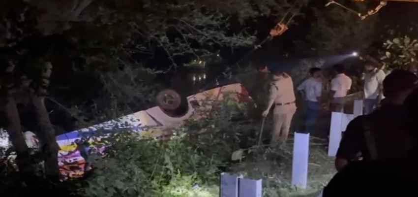 Siddharth Nagar Road Accident: सिद्धार्थनगर में यात्रियों से भरी बस पलटी, 3 की मौत पचास से ज्यादा यात्री घायल