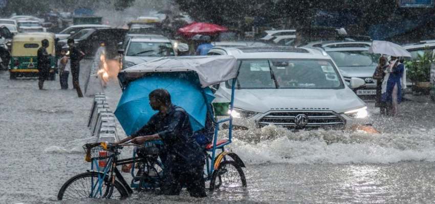 IMD Rain Alert: बंगाल की खाड़ी से तबाही लेकर आ रहा ‘डाना’, हर तरफ होगी बर्बादी, जानें मौसम का हाल
