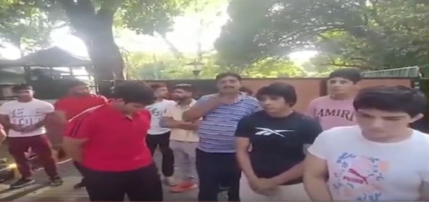 पहलवानों ने मनसुख मांडविया के घर के बाहर दिया धरना, वर्ल्ड रेसलिंग चैंपियनशिप में भागीदारी की लगाई गुहार
