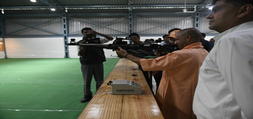 CM Yogi adityanath: देखने को मिला सीएम योगी का नया रूप, दोनों हाथों से थामे बंदूक फिर...