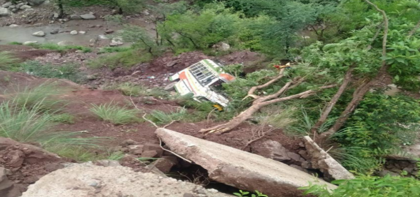 जम्मू-कश्मीर के उधमपुर में भीषण सड़क हादसा, खाई में बस गिरने से 30 छात्र घायल