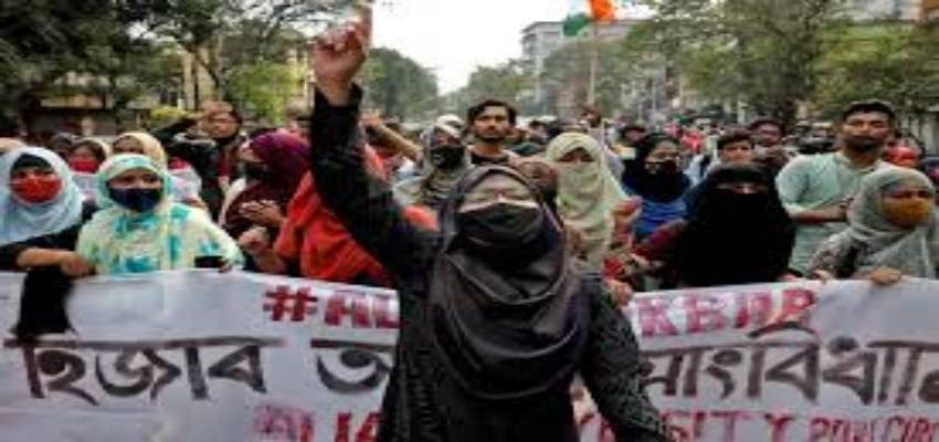 ईरान यूनिवर्सिटी के बाहर हिजाब के खिलाफ प्रदर्शन, महिला ने उतारे कपड़े