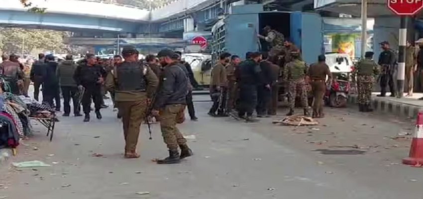 अचानक ग्रेनेड विस्फोट से संडे मार्केट में मची भगदड़, जानें J&K में CRPF बंकर पर हमले की पूरी कहानी