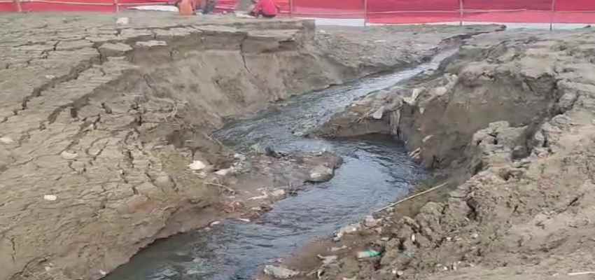 गंगा में नाले का गंदा पानी मिलने से छठ व्रतियों की आस्था पर संकट, सरकार की नाकामी पर जनता में आक्रोश