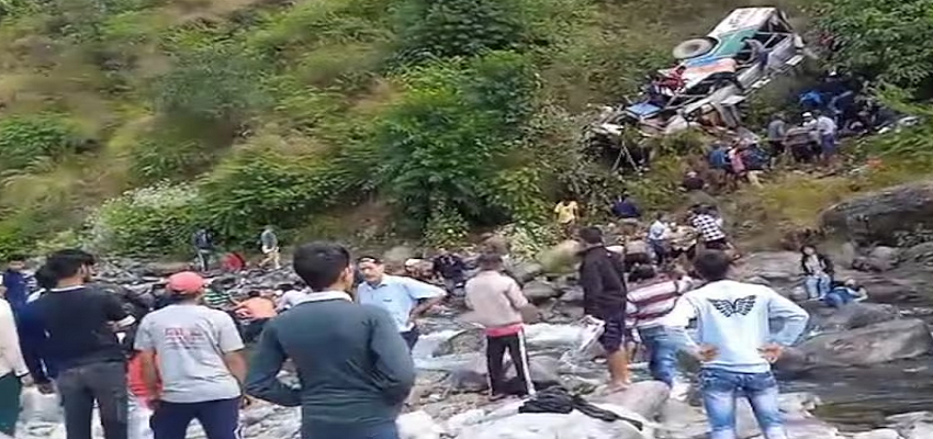 Almora Bus Accident: अल्मोड़ा में यात्रियों से भरी बस खाई में गिरी, 36 की मौत, 4 घायल किए गए एयरलिफ्ट