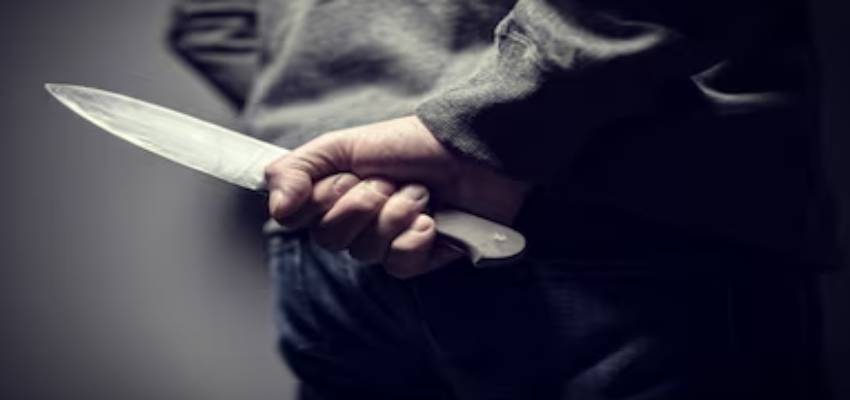 पति ने पार की हैवानियत की सारी हदें! पहले डाला तेजाब...फिर सुलह के नाम पर चाकू से गोदा