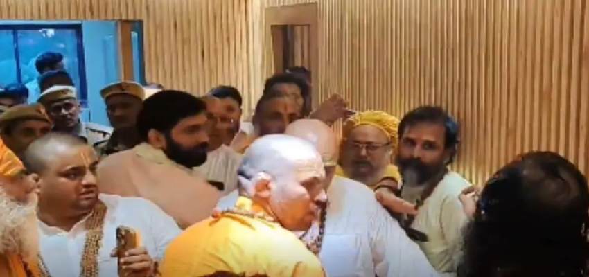 Maha Kumbh 2025: प्रयागराज में संतों की बैठक में बवाल, आपस में भिड़े दो गुट...बरसाए थप्पड़