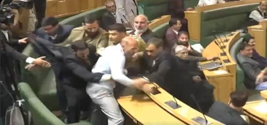 जम्मू कश्मीर विधानसभा में धारा 370 पर फिर मचा बवाल, विधायकों के बीच हुई हाथापाई