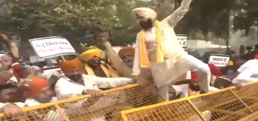 दिल्ली में मंदिरों पर हमलों के खिलाफ कनाडा हाई कमीशन के बाहर उग्र प्रदर्शन, पुलिस बैरिकेड पर चढ़े प्रदर्शनकारी