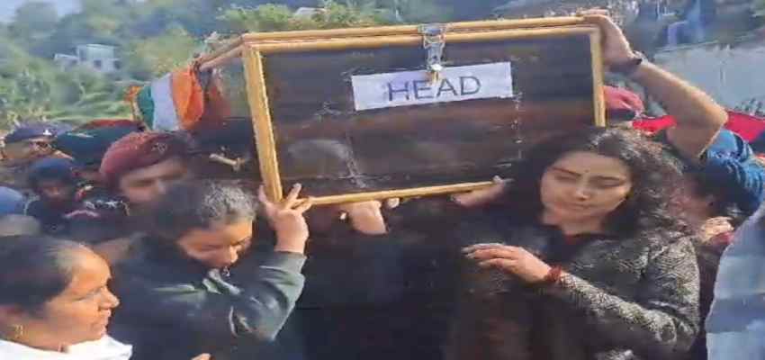 Himachal News: पहले माथा चूमा और फिर कंधा देकर दी विदाई, पत्नी के हौंसले को देखकर हर कोई हो गया भावुक