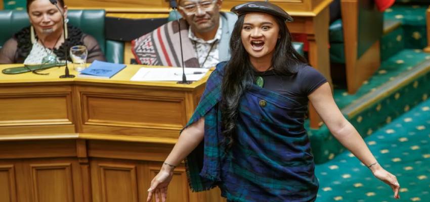 न्यूजीलैंड की संसद में बवाल, युवा सांसद ने विधेयक की कॉपी फाड़ कर किया हाका डांस