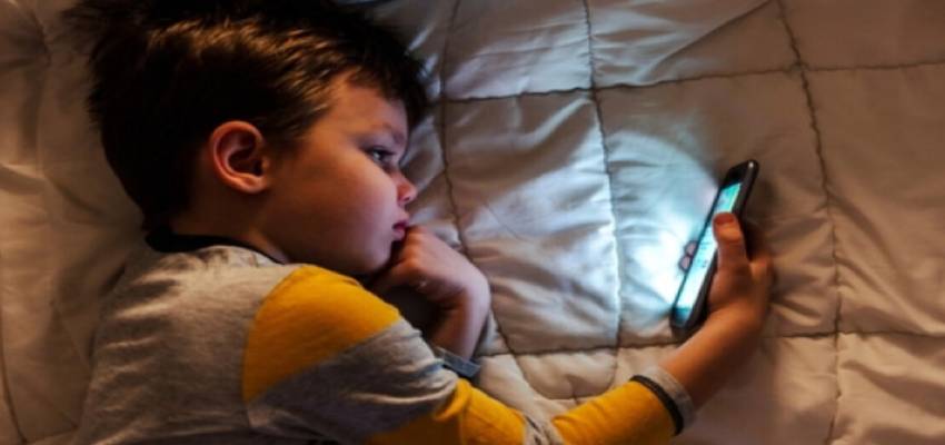 Tech News: मोबाइल फोन से दिन-रात चिपके रहते हैं बच्चे, तुरंत चेंज कर लें ये सेटिंग्स