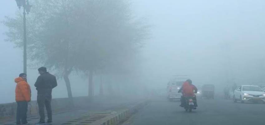 दिल्ली में प्रदूषण के साथ घना कोहरा बनी आफत, IMD ने बताया अन्य राज्यों के मौसम का हाल
