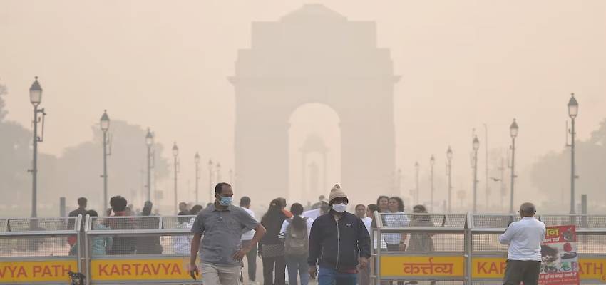 Delhi Pollution: दिल्ली की हवा में हुआ मामूली सुधार, AQI 500 से घटकर पहुंचा 422