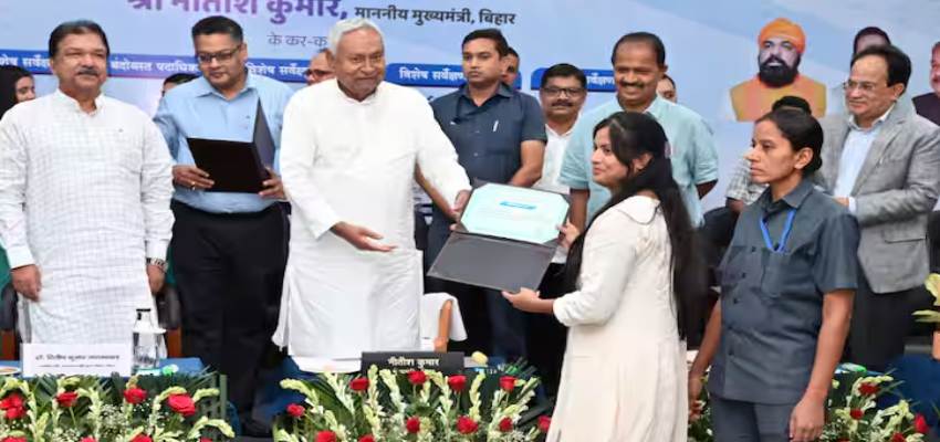 Bihar News: मुख्यमंत्री नीतीश कुमार ने 1,14,138 विशिष्ट शिक्षकों को सौंपे नियुक्ति पत्र, शिक्षा क्षेत्र में ऐतिहासिक कदम