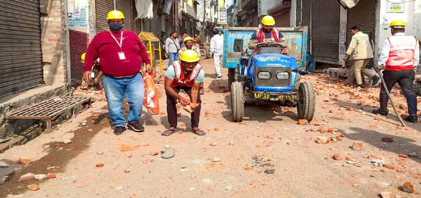 Sambhal Violence: डेढ़ घंटे तक हुई पत्थरबाजी के बाद दिखा खौफनाक मंजर, ट्रेक्टरों से उठाया गया मलबा