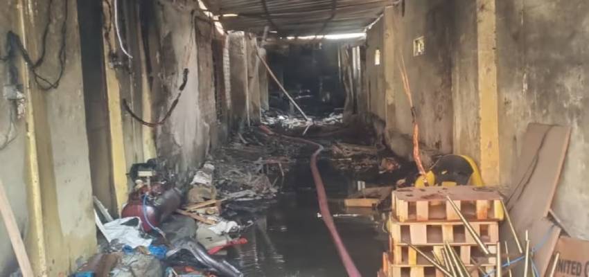 ग्रेटर नोएडा की सोफा फैक्ट्री में लगी भीषण आग, तीन लोगों की दर्दनाक मौत