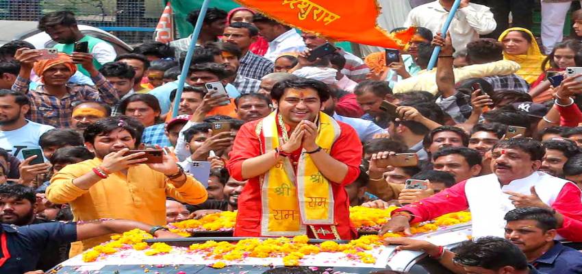 Jhansi: हिंदू एकता यात्रा में धीरेंद्र शास्त्री पर किसी ने फेंका मोबाइल, गाल पर लगी चोट