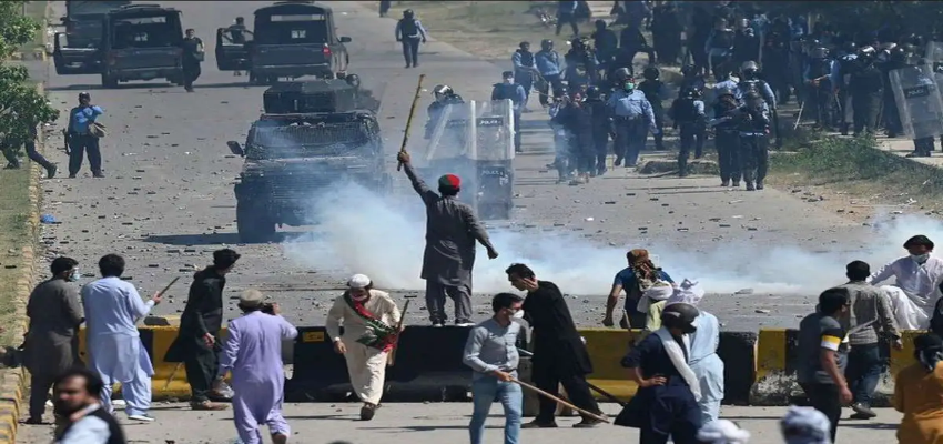 हिंसक हुआ इमरान खान की पार्टी का मार्च, छह सुरक्षाकर्मियों की हुई मौत