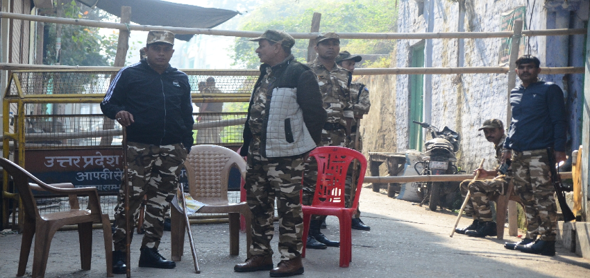 Sambhal Violence: संभल में जुमे की नमाज से पहले पुलिस का पहड़ा, थ्री लेयर सिक्योरिटी के बीच पेश होगी सर्वे रिपोर्ट