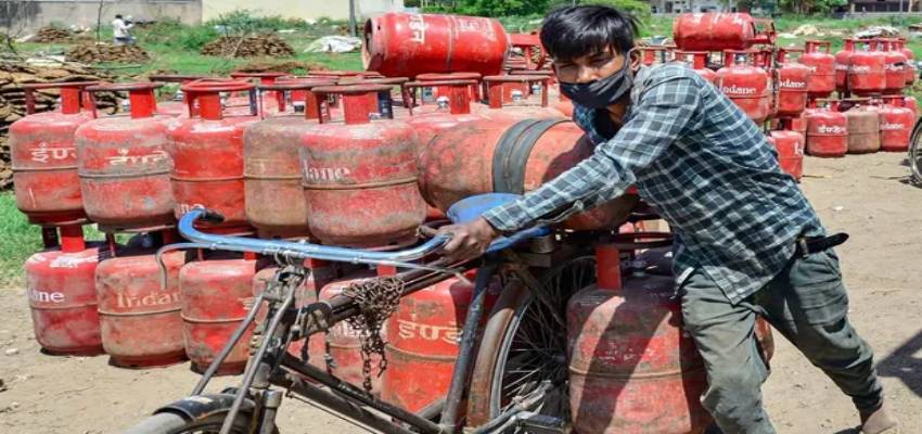 LPG Price Hike: फिर लगा महीने की पहली तारीख को झटका, अब इस कीमत में मिलेगा गैस सिलेंडर