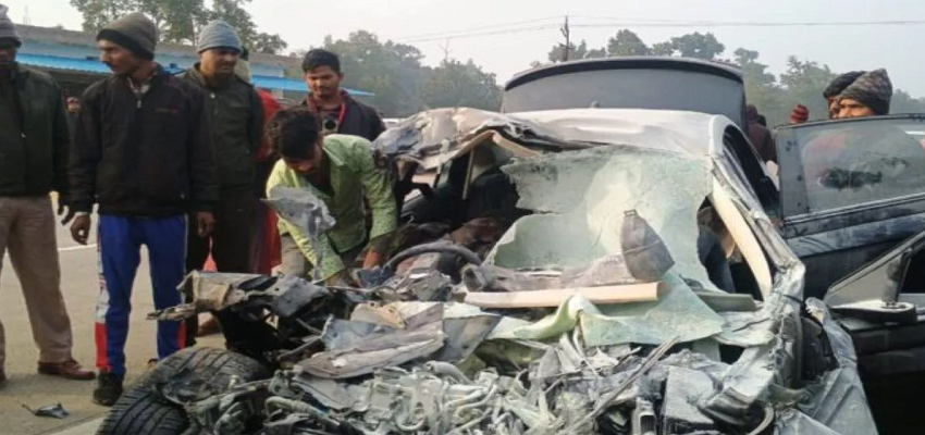 Chhattisgarh: बिलासपुर में NH-130 पर हुआ भीषण सड़क हादसा, ट्रक से टकराई कार, 5 की मौत