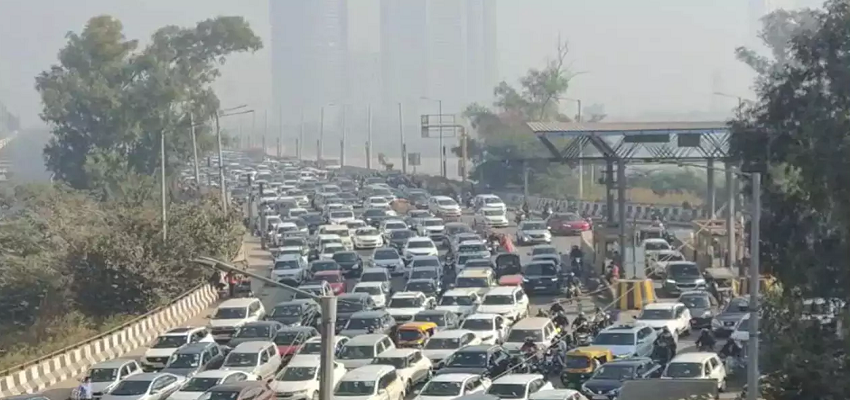 Farmers Protest:  नोएडा के सभी बॉर्डर पर भारी ट्रैफिक जाम, दिल्ली और कालिंदी कुंज के रास्तों पर लगी लंबी-लंबी गाड़ियों की कतारें