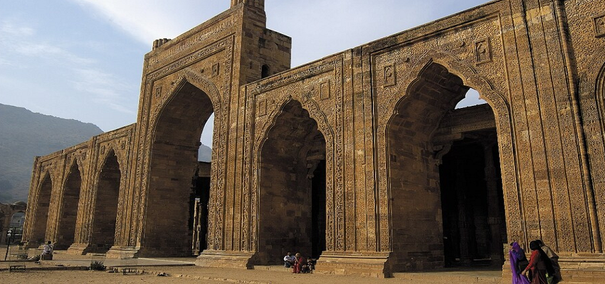 अजमेर दरगाह के बाद अब 'अढ़ाई दिन का झोपड़ा' पर मंदिर का दावा, समझें पूरा विवाद